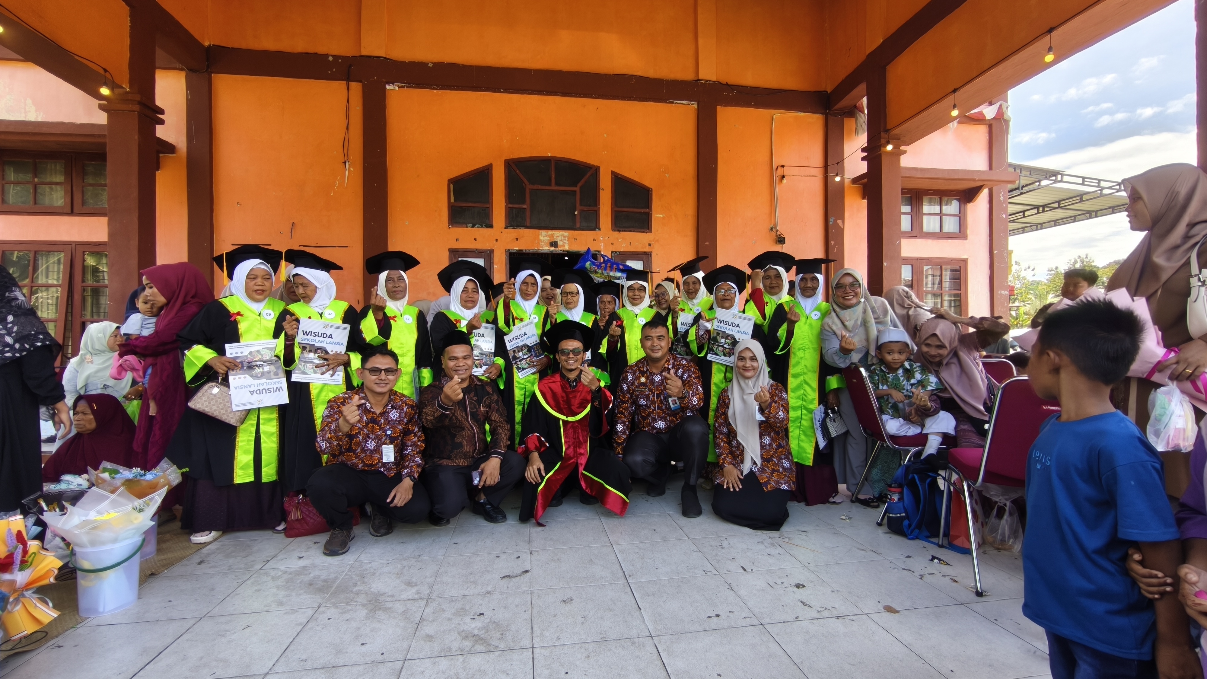 Sebanyak 152 peserta dari delapan desa menyelesaikan pendidikan Sekolah Lansia. Pemerintah Kota Subulussalam berkomitmen memperluas program untuk mewujudkan lansia yang sehat, mandiri, aktif, dan produktif.